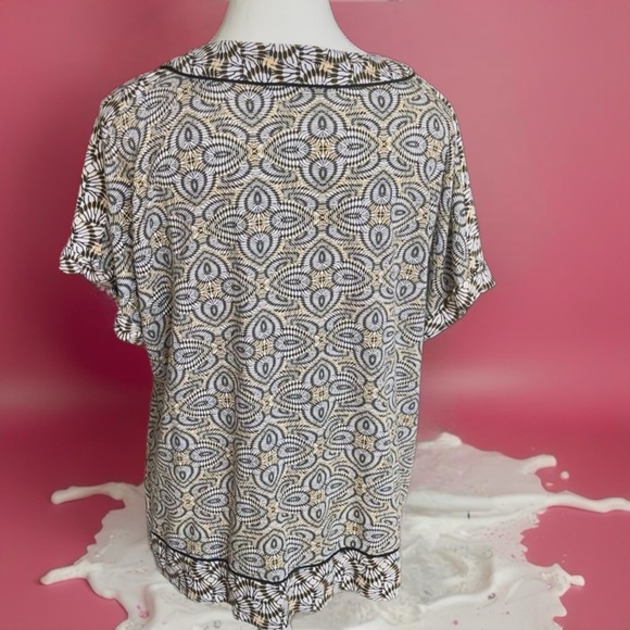 Patterned Black and White Women's Top - Picture 8 of 8